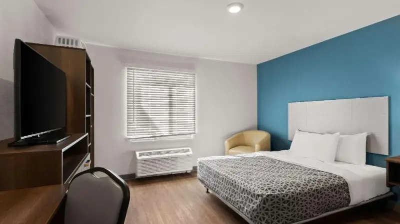 Queen Suite with Roll-In Shower - Disability Access/Non Smoking